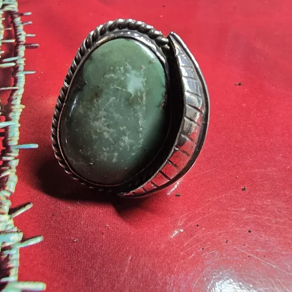 Elegant Silver and Green Stone Ring Size 7.75 - Picture 4 of 4